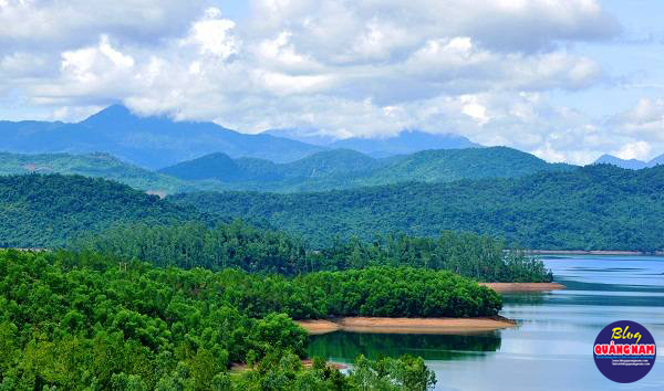 Quang cảnh hồ Phú Ninh đẹp tựa như tranh vẽ